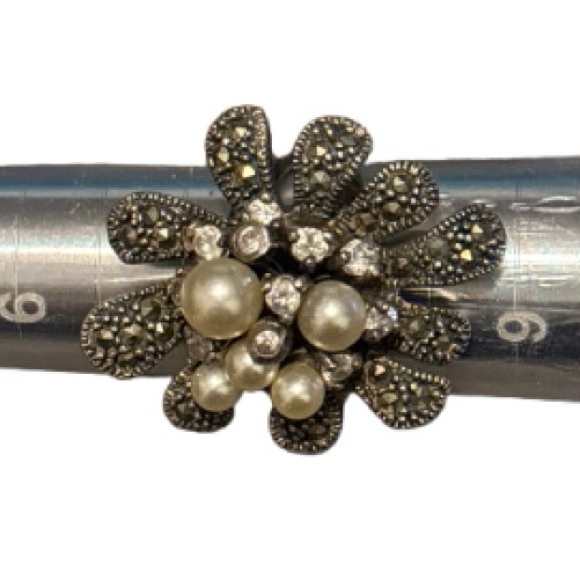 Size 8 Sterling, Pearl , Crystal and Marcasite Ring. - Picture 9 of 10